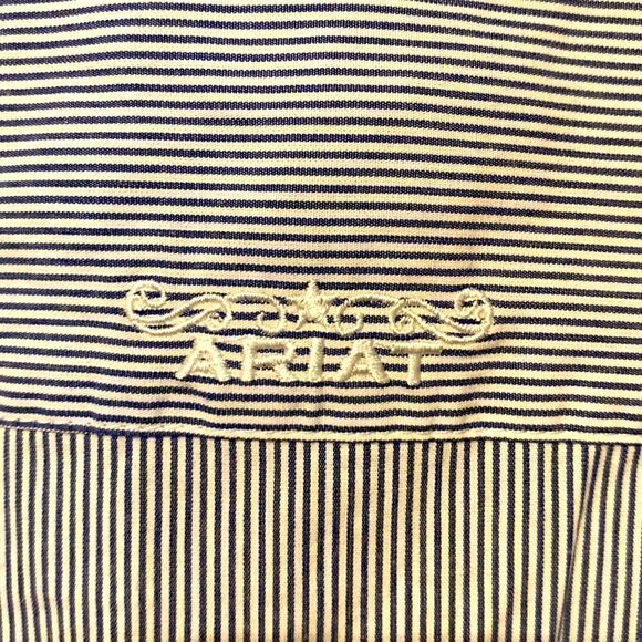 Ariat Real blue white pinstripe buttons pockets 97% cotton 3% spandex brand new - Picture 3 of 6